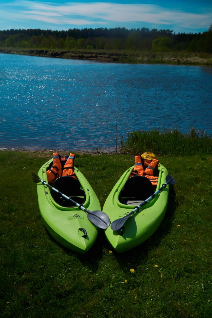 Две байдарки на берегу